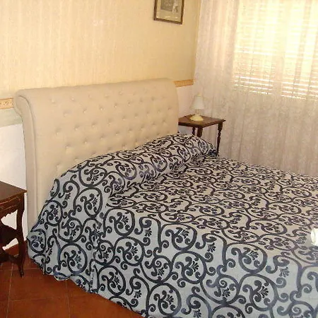 La Vie Est Belle Bed & Breakfast *