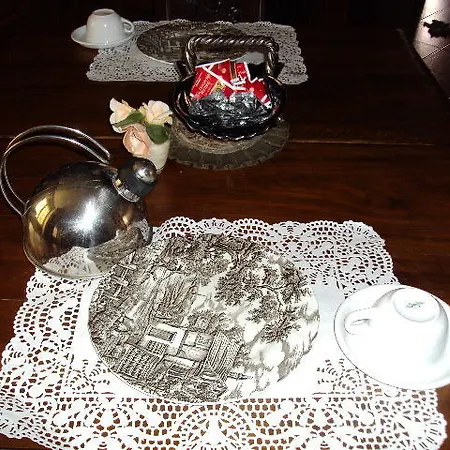 La Vie Est Belle Bed & Breakfast *