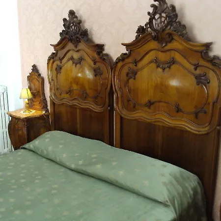 La Vie Est Belle Bed & Breakfast *